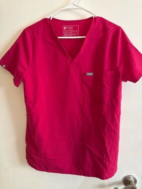 Figs V-Neck Scrub Top in ultra Rose